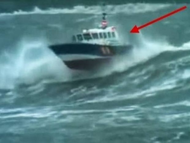 ΣΥΓΚΛΟΝΙΣΤΙΚΟ ΒΙΝΤΕΟ: Κύματα 10 μέτρων σκεπάζουν σκάφος στη θάλασσα!