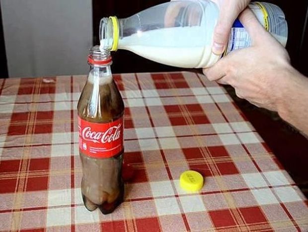 ΒΙΝΤΕΟ: Τι συμβαίνει αν ρίξετε γάλα σε ένα μπουκάλι με Coca Cola;
