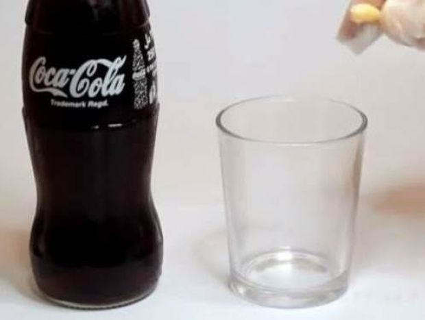 Δείτε τι θα πάθει ένα δόντι αν το βυθίσετε σε coca cola για 24 ώρες!