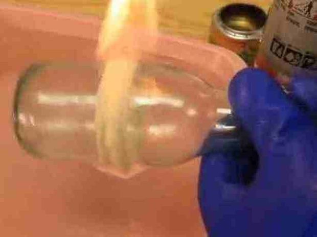 Απίστευτο: Δείτε πώς μπορείτε να κόψετε ένα γυάλινο μπουκάλι στα δύο