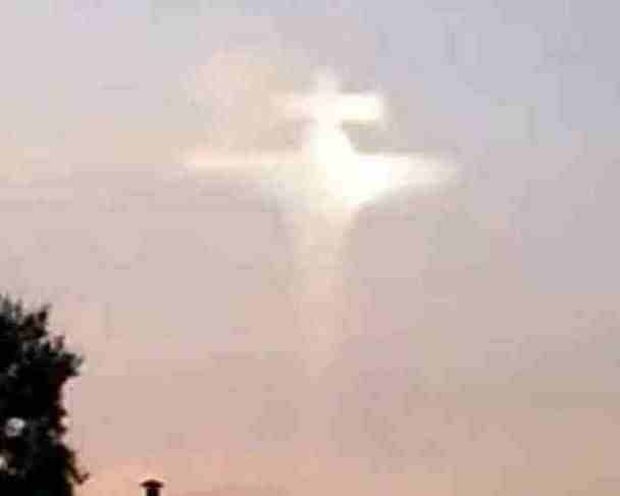 Απίστευτο θέαμα: Λαμπερός σταυρός στον ουρανό (βίντεο)