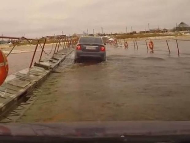 Συγκλονιστικό βίντεο: Πλωτή γέφυρα υποχωρεί!