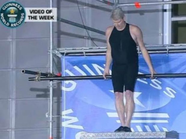 Ρεκόρ Γκίνες με βουτιά ΘΑΝΑΤΟΥ σε πισίνα 30 εκατοστών! (βίντεο)