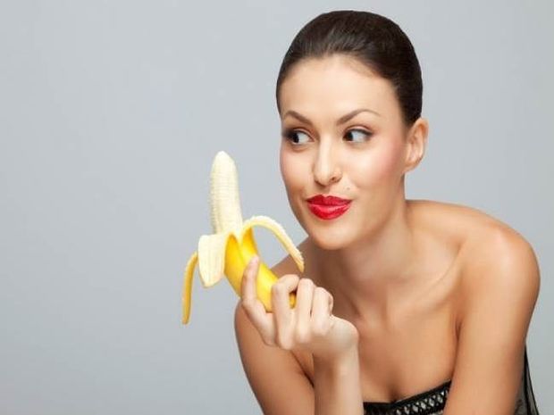 Απίστευτο βίντεο: Γυναίκες τρώνε αισθησιακά μπανάνες μπροστά σε άνδρες