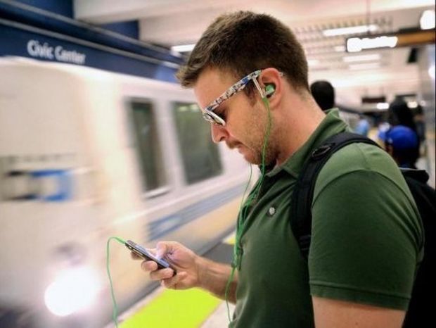 Δείτε πόσο εύκολα μπορεί κάποιος να σας κλέψει το κινητό σας στο Μετρό!
