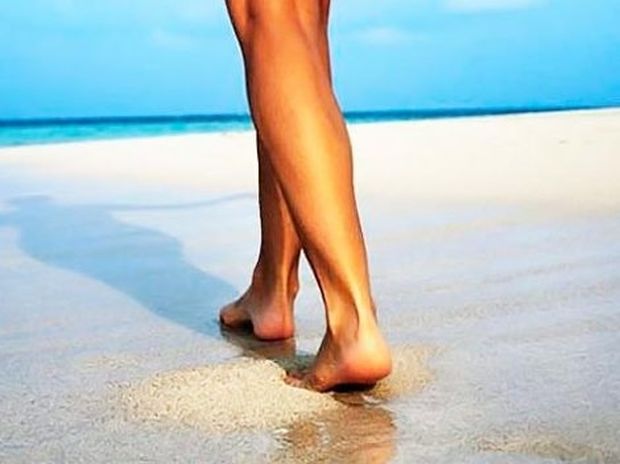 Δείτε τους 10 λόγους για να περπατά κανείς ξυπόλητος στην άμμο