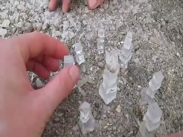 Οι τέλειοι φυσικοί κύβοι αλατιού που δημιουργούνται στη Νεκρά Θάλασσα (βίντεο)