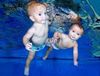 Μωρά κολυμπούν σαν… δελφινάκια! (βίντεο)