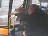 ΑΠΙΣΤΕΥΤΟ: Οδηγός λεωφορείου φτύνει και ρίχνει μπουνιές σε ηλικιωμένη!