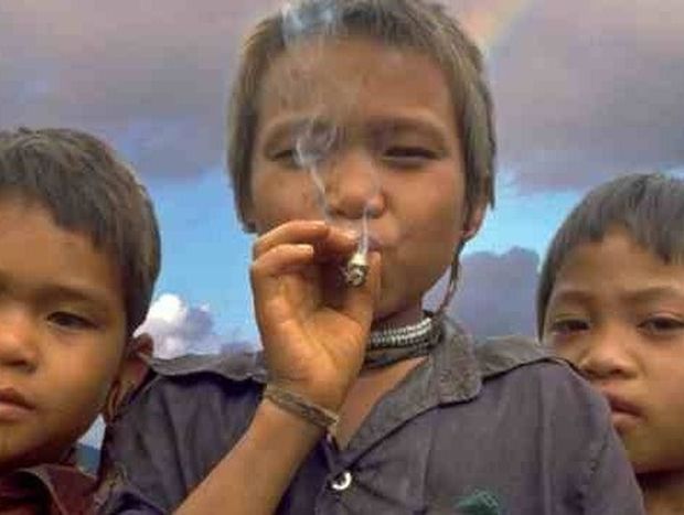 ΑΠΙΣΤΕΥΤΕΣ ΕΙΚΟΝΕΣ: Μια χαμένη φυλή με παιδιά - φανατικούς καπνιστές
