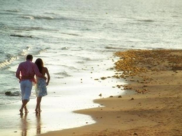 Σχέσεις: Πώς επηρεάζουν οι διακοπές τα ανύπαντρα ζευγάρια;