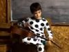 Εκπληκτικό βίντεο: Τυφλό αγόρι τραγουδά και παίζει blues