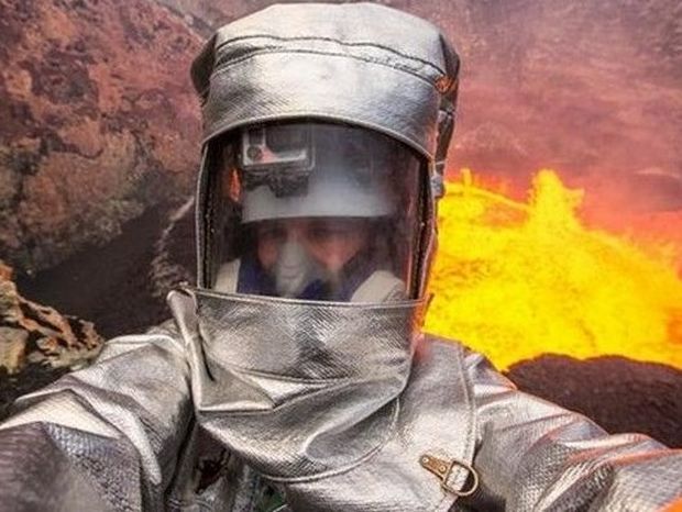 Ο Έλληνας που μπήκε μέσα σε ηφαίστειο και έβγαλε selfie (video)