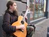 Κανένας από τους περαστικούς δεν μπορούσε να πιστέψει ότι αυτός ο άντρας είναι μουσικός του δρόμου! (βίντεο)