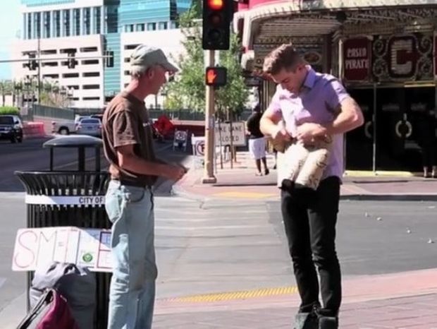 Πλησίασε τον άστεγο και αυτό που ακολούθησε δεν το περίμενε κανείς (video)