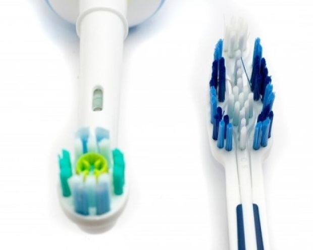 Κλασική V/S Ηλεκτρική οδοντόβουρτσα: Τι πρέπει να γνωρίζετε πριν αποφασίσετε