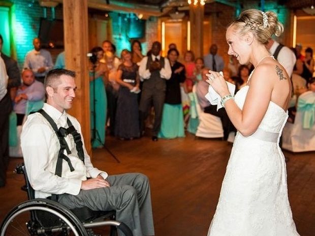 Συγκινητικό: Σηκώνεται από το αναπηρικό καροτσάκι και χορεύει με τη γυναίκα του (pics+video)