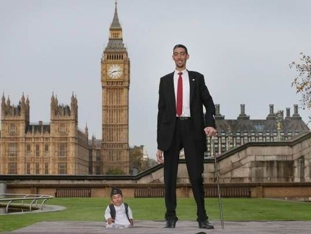 Ο ψηλότερος του κόσμου συνάντησε τον κοντύτερο! (Video)