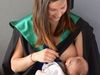 Θήλαζε το μωρό της στην αποφοίτηση: Η φωτογραφία που σάρωσε το facebook