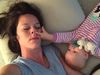 Μια μαμά προσπαθεί να κοιμηθεί με το μωρό της (Βίντεο)