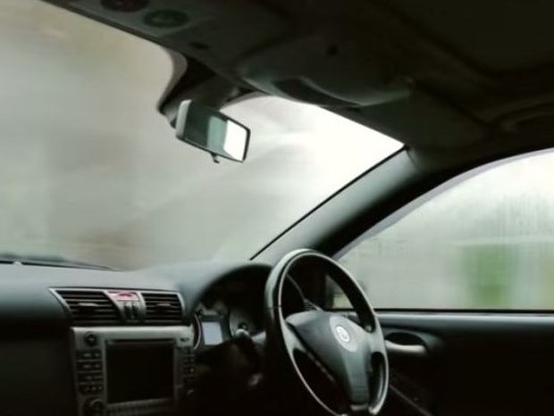 Το κόλπο για να μη θολώσουν ξανά τα τζάμια του αυτοκινήτου σας (video)