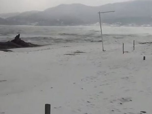 Δείτε πως είναι παραλία της Χαλκιδικής μετά την ισχυρή χιονόπτωση