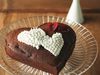 Καρδιά από κέικ σοκολάτας με φράουλες και γλάσο