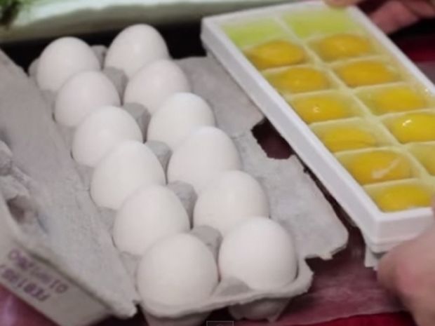 Δείτε γιατί ρίχνει αυγά μέσα σε μια παγοθήκη (βίντεο)
