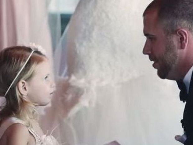 Συγκινητικό: Γαμπρός δίνει όρκους αγάπης στη γυναίκα του και την κόρη της!(βίντεο) 