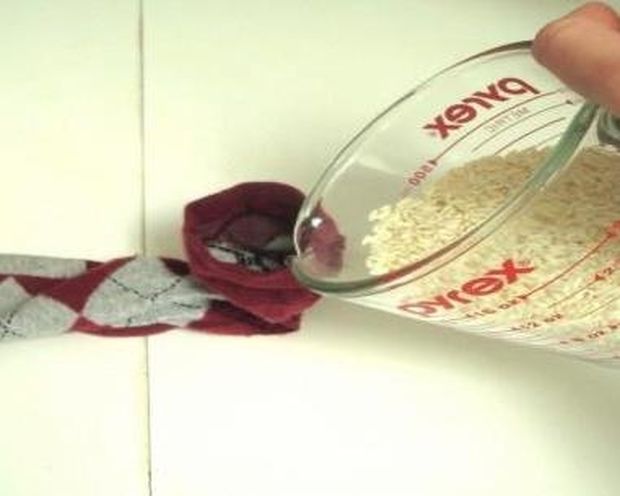 Έβαλε ρύζι μέσα σε μια κάλτσα για να έχει ένα εντυπωσιακό αποτέλεσμα (video)