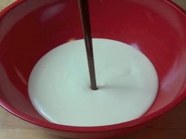 Ρίχνει καφέ σε συμπυκνωμένο γάλα για να φτιάξει κάτι μαγευτικό! (video)