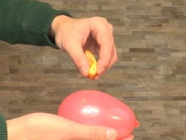 Δείτε τι συμβαίνει όταν έρθουν σε επαφή ένα μπαλόνι και μια φλούδα πορτοκαλιού…(video)