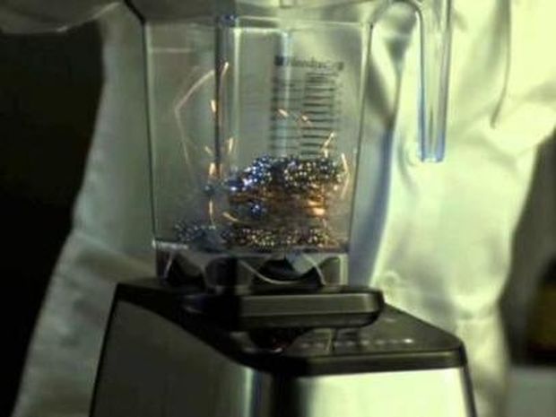 Μοναδικό: Τι συμβαίνει όταν βάζεις μερικούς μαγνήτες μέσα σε ένα μπλέντερ; (video)