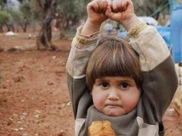 Η εικόνα που συγκλονίζει το διαδίκτυο: Το παιδί από τη Συρία που «παραδίνεται»