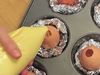 Σε άδειο αυγό ρίχνει μίγμα κέικ - Δεν φαντάζεστε τι γίνεται στη συνέχεια... (video)