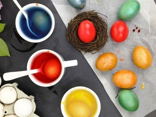 Συνταγές για να βάψεις τα αβγά με υλικά από την κουζίνα σου