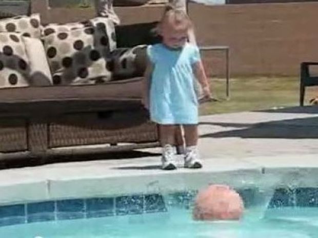 Αυτό το κοριτσάκι ρίχνει την μπάλα του στην πισίνα, αυτό που ακολουθεί απλά σοκαριστικό! (βίντεο)