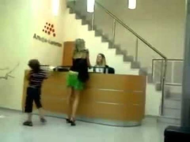 Όταν ένα κακομαθημένο παιδί κατεβάζει τη φούστα της μαμάς του γιατί δεν του κάνει τα χατίρια! (βίντεο)