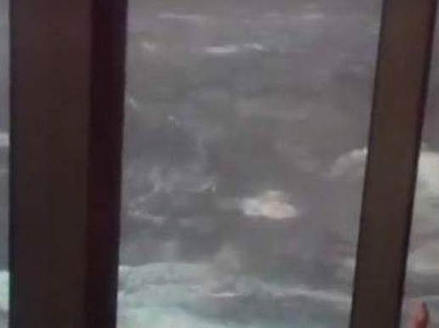 Απίστευτο βίντεο: Κρουαζιερόπλοιο δίνει μάχη με τα κύματα (video)
