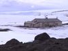 Βρήκαν ένα σπίτι στην... άκρη της Γης, στην παγωμένη Ανταρκτική και δείτε τι είδαν μέσα! (Βίντεο)