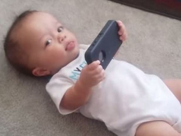 Δείτε τι συμβαίνει όταν δίνουν σε αυτό το μωρό το κινητό τηλέφωνο! (βίντεο) 