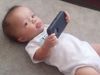Δείτε τι συμβαίνει όταν δίνουν σε αυτό το μωρό το κινητό τηλέφωνο! (βίντεο) 