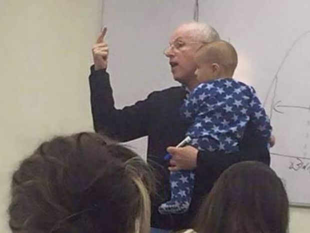 Το θέμα που λατρέψατε: Η απίστευτη αντίδραση καθηγητή όταν ένα μωρό άρχισε να κλαίει στη διάλεξή του