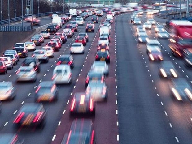 Ριζική αναπροσαρμογή στη φορολόγηση των αυτοκινήτων: Πώς θα υπολογίζονται τα τέλη κυκλοφορίας