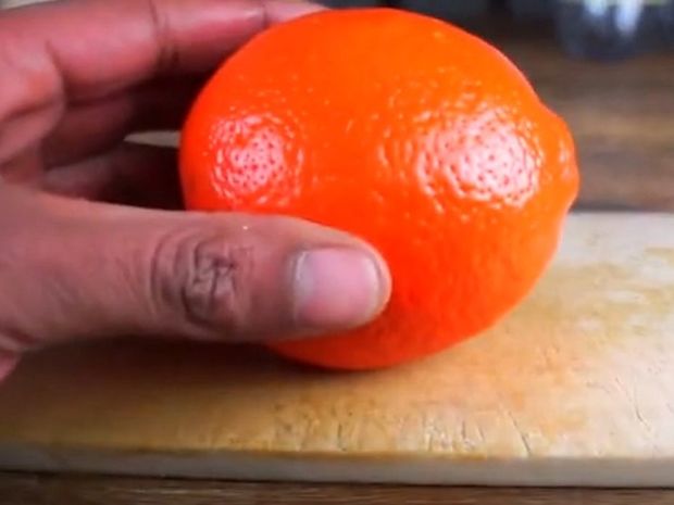 Ο πιο εύκολος και γρήγορος τρόπος για να ξεφλουδίσετε ένα πορτοκάλι! (βίντεο)