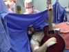 Οι γιατροί τον χειρουργούσαν στο κεφάλι και αυτός… έπαιζε κιθάρα! (βίντεο)