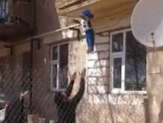 Το βίντεο που εξόργισε το Facebook: Πέταξε το μωρό από το μπαλκόνι! 