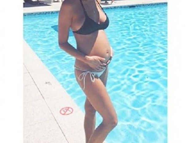 Είναι έγκυος στο 3ο της παιδί και μας το αποκάλυψε με μία φωτογραφία της με μπικίνι! (εικόνα)