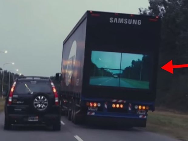 Αυτή η οθόνη στο πίσω μέρος του φορτηγού σας δείχνει αν μπορείτε να προσπεράσετε! 