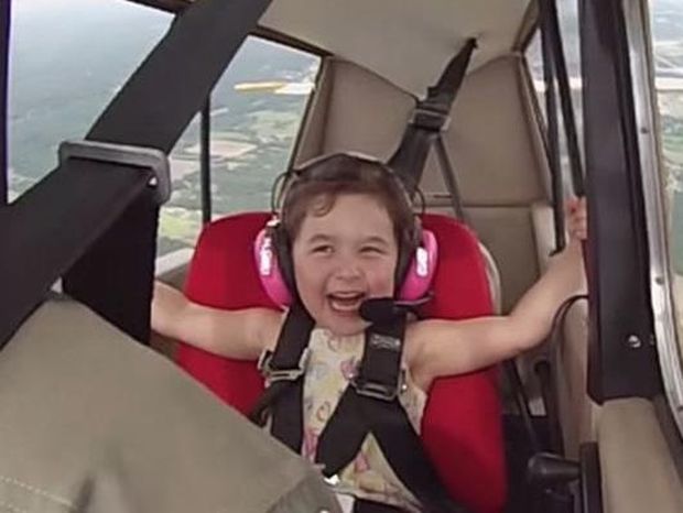 Αυτή η μικρούλα σίγουρα θα σας φτιάξει τη μέρα με την αντίδρασή της στο αεροπλάνο!